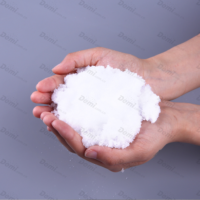 White Magic Instant Snow zur Dekoration